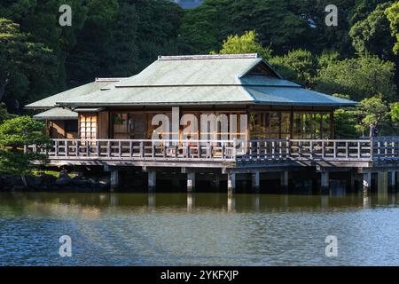 Dies ist ein Blick auf ein traditionelles japanisches Gebäude am See in den Hama Rikyu Gärten am 17. Juni 2023 in Tokio, Japan Stockfoto