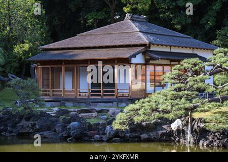 Dies ist ein Blick auf ein traditionelles japanisches Gebäude inmitten der Natur der Hama Rikyu Gärten am 17. Juni 2023 in Tokio, Japan Stockfoto