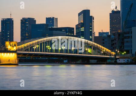 Dies ist ein abendlicher Blick auf die Kachidoki-Brücke, ein berühmtes Wahrzeichen entlang des Sumida-Flusses am 17. Juni 2023 in Tokio, Japan Stockfoto