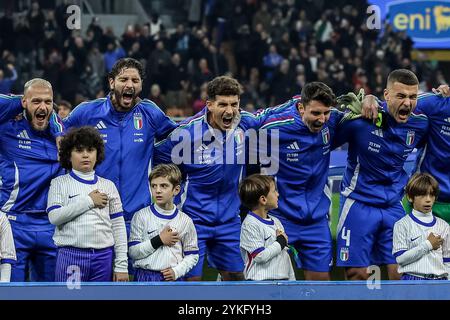 Mailand, Italien. November 2024. Milano, Italien, 17. November 2024: Italienische Nationalhymne beim Spiel der UEFA Nations League zwischen Italien und Frankreich im Stadio San Siro, Mailand am 17. November 2024 (João Bravo /SPP) Foto: SPP Sport Press Photo. /Alamy Live News Stockfoto