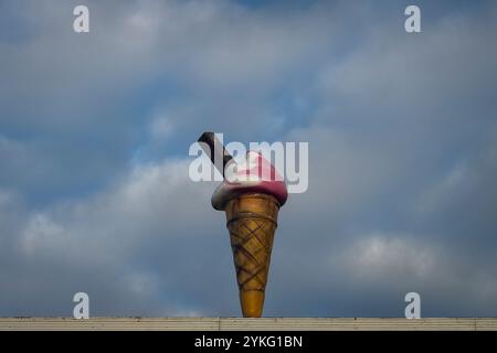 Plastikeiskegel vor blauem Himmel Stockfoto