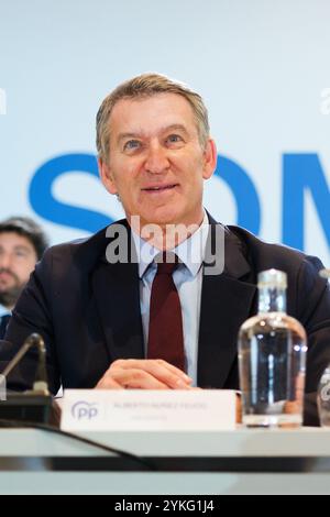 Alberto Nuñez Feijoo ist Vorsitzender des Nationalen Verwaltungsrats der Volkspartei im Eurostars Madrid Hotel am 18. November 2024 in Spanien. Stockfoto