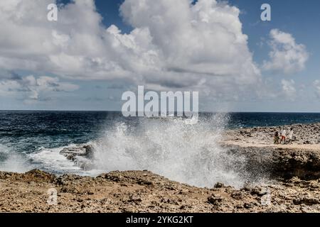 Boka Pistol ist eine kleine felsige Bucht, in der normale Wellen mit einem Knall einen hohen Sprühbrunnen erzeugen. Weg Zonder Naam, Sabana Westpunt, Curacao, Kòrsou Stockfoto