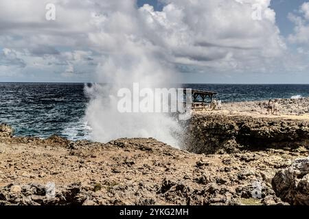 Boka Pistol ist eine kleine felsige Bucht, in der normale Wellen mit einem Knall einen hohen Sprühbrunnen erzeugen. Weg Zonder Naam, Sabana Westpunt, Curacao, Kòrsou Stockfoto