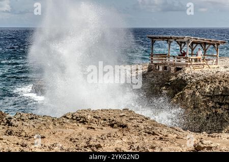 Boka Pistol ist eine kleine felsige Bucht, in der normale Wellen mit einem Knall einen hohen Sprühbrunnen erzeugen. Weg Zonder Naam, Sabana Westpunt, Curacao, Kòrsou Stockfoto