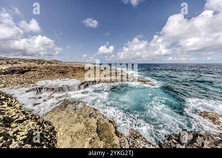 Boka Pistol ist eine kleine felsige Bucht, in der normale Wellen mit einem Knall einen hohen Sprühbrunnen erzeugen. Weg Zonder Naam, Sabana Westpunt, Curacao, Kòrsou Stockfoto