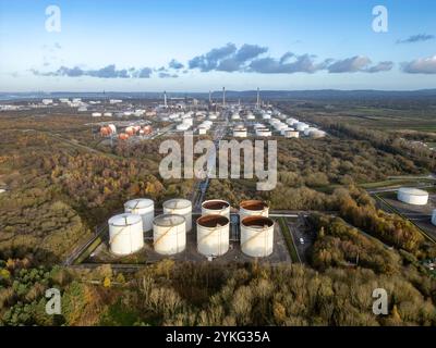 Luftaufnahme der Stanlow-Ölraffinerie und Lagertanks, Ellesmere Port, England Stockfoto