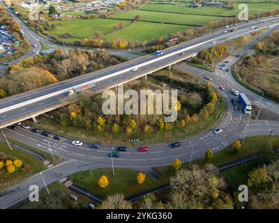 Fahren Sie auf dem M53-Autobahnkreuz 10 am Ellesmere Port, Wirral, England, mit Blick auf die Umlaufbahn Stockfoto