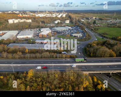 Fahren Sie auf der Autobahn M53 an der Anschlussstelle 10 in Ellesmere Port, Wirral, England Stockfoto