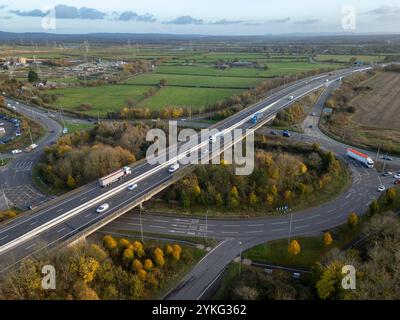 Fahren Sie auf dem M53-Autobahnkreuz 10 in Ellesmere Port, Wirral, England Stockfoto