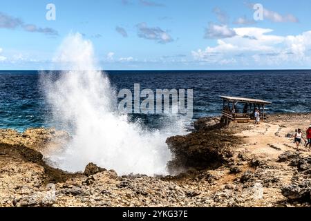 Boka Pistol ist eine kleine felsige Bucht, in der normale Wellen mit einem Knall einen hohen Sprühbrunnen erzeugen. Weg Zonder Naam, Sabana Westpunt, Curacao, Kòrsou Stockfoto