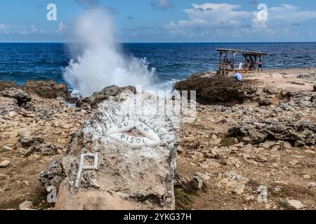 Boka Pistol ist eine kleine felsige Bucht, in der normale Wellen mit einem Knall einen hohen Sprühbrunnen erzeugen. Weg Zonder Naam, Sabana Westpunt, Curacao, Kòrsou Stockfoto