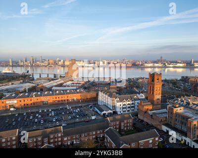 Viktorianischer Turm, Hamilton Square Railway Station mit Liverpool Skyline, Birkenhead, Wirral, England Stockfoto