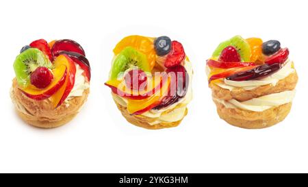 Hausgemachter Kuchen mit Sahne und Obst isoliert auf weiß. Stockfoto