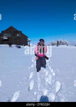 Snowboarder in der Nähe des Gipfelcafés am Mount Yokoteyama in Shiga Kogen, Japan Stockfoto