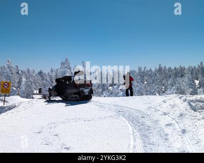 Schneemobil auf dem Gipfel des Yokoteyama in Nagano, Japan Stockfoto