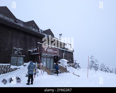 Café und Restaurants auf dem Gipfel des Mount Yokote im Shiga Kogen-Viertel von Nagano, Japan Stockfoto