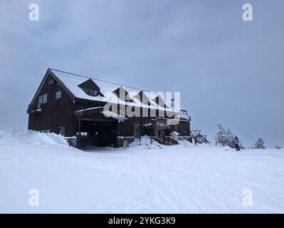 Café und Restaurants auf dem Gipfel des Mount Yokote im Shiga Kogen-Viertel von Nagano, Japan Stockfoto