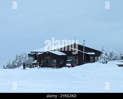 Café und Restaurants auf dem Gipfel des Mount Yokote im Shiga Kogen-Viertel von Nagano, Japan Stockfoto