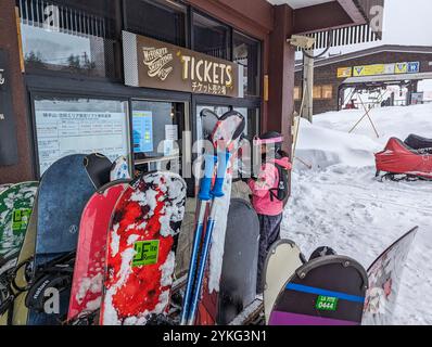 Ein Snowboarder kauft einen Liftpass an einem Ticketschalter im Skigebiet Shibutoge und Shiga Kogen in Nagano, Japan Stockfoto