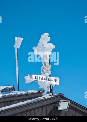 Café und Restaurants auf dem Gipfel des Mount Yokote im Shiga Kogen-Viertel von Nagano, Japan Stockfoto