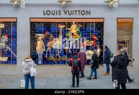 Mayfair, London, Großbritannien. November 2024. Weihnachtsdekorationen und Schaufensterdekorationen im Londoner Mayfair sorgen für Farbe an einem grauen Tag. Louis Vuitton Fenster in der New Bond Street. Quelle: Malcolm Park/Alamy Live News Stockfoto