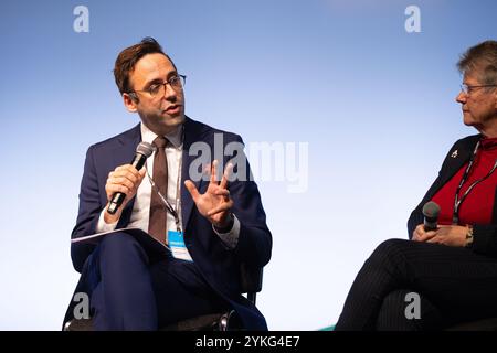 Llandudno, Wales, Vereinigtes Königreich. November 2024. Alex Barros-Curtis, Abgeordneter für Cardiff West, spricht auf einem Panel während der Welsh Labour Conference, Jane Hutt MS sitzt neben ihm im Panel. Sean Pursey/Alamy Live News Stockfoto