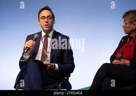 Llandudno, Wales, Vereinigtes Königreich. November 2024. Alex Barros-Curtis, Abgeordneter für Cardiff West, spricht auf einem Panel während der Welsh Labour Conference, Jane Hutt MS sitzt neben ihm im Panel. Sean Pursey/Alamy Live News Stockfoto