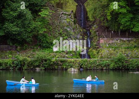 Blick auf Ruderboote mit Touristen auf dem Fluss in Arashiyama, einem beliebten Naturziel am 23. Juni 2023 in Kyoto, Japan Stockfoto