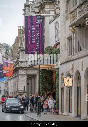 Mayfair, London, Großbritannien. November 2024. Weihnachtsdekorationen und Schaufensterdekorationen im Londoner Mayfair sorgen für Farbe an einem grauen Tag. Quelle: Malcolm Park/Alamy Live News Stockfoto