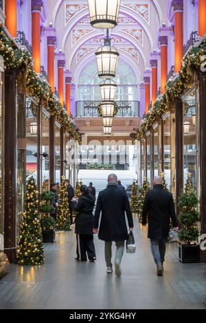 Mayfair, London, Großbritannien. November 2024. Weihnachtsdekorationen und Schaufensterdekorationen im Londoner Mayfair sorgen für Farbe an einem grauen Tag. Die Royal Arcade in Mayfair. Quelle: Malcolm Park/Alamy Live News Stockfoto