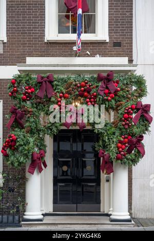 Mayfair, London, Großbritannien. November 2024. Weihnachtsdekorationen und Schaufensterdekorationen im Londoner Mayfair sorgen für Farbe an einem grauen Tag. Der Arts Club in der Dover Street. Quelle: Malcolm Park/Alamy Live News Stockfoto