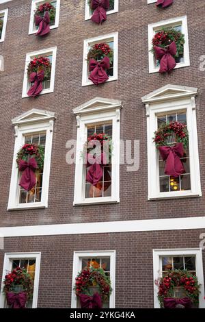 Mayfair, London, Großbritannien. November 2024. Weihnachtsdekorationen und Schaufensterdekorationen im Londoner Mayfair sorgen für Farbe an einem grauen Tag. Der Arts Club in der Dover Street. Quelle: Malcolm Park/Alamy Live News Stockfoto