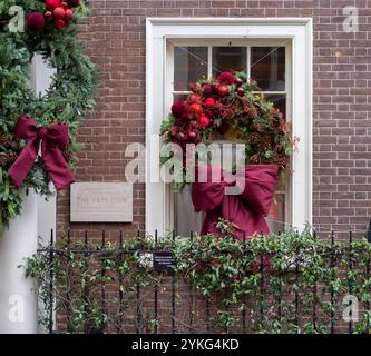 Mayfair, London, Großbritannien. November 2024. Weihnachtsdekorationen und Schaufensterdekorationen im Londoner Mayfair sorgen für Farbe an einem grauen Tag. Der Arts Club in der Dover Street. Quelle: Malcolm Park/Alamy Live News Stockfoto