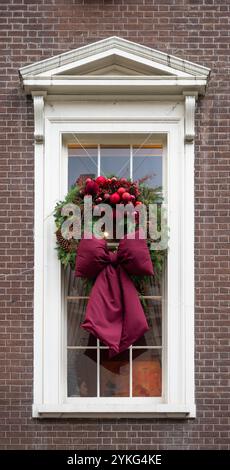 Mayfair, London, Großbritannien. November 2024. Weihnachtsdekorationen und Schaufensterdekorationen im Londoner Mayfair sorgen für Farbe an einem grauen Tag. Der Arts Club in der Dover Street. Quelle: Malcolm Park/Alamy Live News Stockfoto