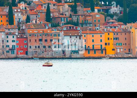 Malerischer Blick auf die Küstenstadt Rovinj in Kroatien, mit einer Reihe von bunten, dicht gepackten Gebäuden mit gekachelten Dächern entlang des Ufers. Vielfalt von Stockfoto