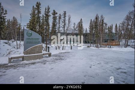 Yellowknife, Northwest Territories, Kanada – 11. November 2024: Eingangsschild außerhalb der Legislative Assembly Stockfoto