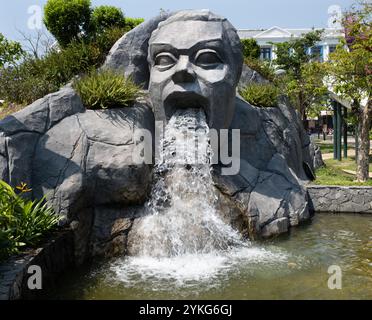 Moderne Skulptur mit Brunnen im Urban Park auf Vinpearl Grand World Phu Quoc Island Vietnam Stockfoto