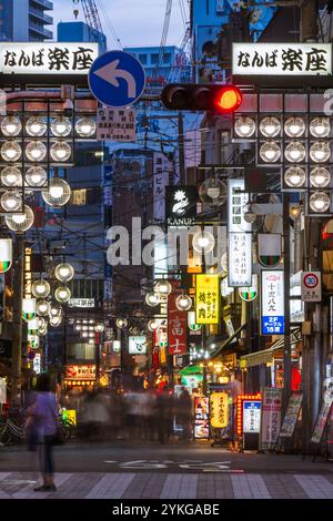 Dies ist eine Nachtszene einer Straße im Einkaufsviertel Dotonbori, einem berühmten Viertel, das am 27. Juni 2023 in Osak für seine Bars, Restaurants und Geschäfte bekannt ist Stockfoto