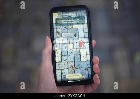 Flensburg, Schleswig-Holstein Stolperstein Bredeberg 1, Flensburg, Gegenüber der Hohlwegschule. Hier: Stolperstein App SH auch Stolpersteine digital mit Virtueller Kerze. Unter der Adresse wohnte Josais Isaac, geboren am 10. Januar 1885 in Flensburg. Er kam 1938 in Schutzhaft nach Dachau und wurde im April 1942 nach Piaski in Polen ins Ghetto deportiert und dort ermordet. Aufnahme vom 18. November 2024, Flensburg. *** Flensburg, Schleswig Holstein Stolperstein Bredeberg 1, Flensburg, gegenüber der Hohlwegschule hier Stolperstein App SH auch Stolpersteine digital mit virtueller Kerze Josais Isaac Stockfoto