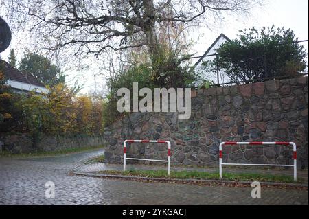 Flensburg, Schleswig-Holstein Stolperstein Bredeberg 1, Flensburg, hier: Aufnahme breit, hinter der Steinfassade ein Gebäude. Stand vom Sicht aus Hohlwegschule. Unter der Adresse wohnte Josais Isaac, geboren am 10. Januar 1885 in Flensburg. Er kam 1938 in Schutzhaft nach Dachau und wurde im April 1942 nach Piaski in Polen ins Ghetto deportiert und dort ermordet. Aufnahme vom 18. November 2024, Flensburg. *** Flensburg, Schleswig Holstein Stolperstein Bredeberg 1, Flensburg, hier fotoweit, hinter der Steinfassade ein Baustand aus der Sicht Hohlwegschule Josais Isaac, geboren am 10. Januar 1 Stockfoto