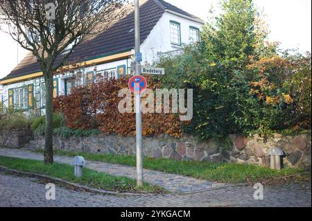 Flensburg, Schleswig-Holstein Stolperstein Bredeberg 1, Flensburg, Gegenüber der Hohlwegschule. Hier: Straßenschild Bredeberg. Unter der Adresse wohnte Josais Isaac, geboren am 10. Januar 1885 in Flensburg. Er kam 1938 in Schutzhaft nach Dachau und wurde im April 1942 nach Piaski in Polen ins Ghetto deportiert und dort ermordet. Aufnahme vom 18. November 2024, Flensburg. *** Flensburg, Schleswig Holstein Stolperstein Bredeberg 1, Flensburg, gegenüber der Hohlwegschule hier Straßenschild Bredeberg Josais Isaac, geboren am 10. Januar 1885 in Flensburg, lebte an dieser Adresse Er wurde in Protektiv genommen Stockfoto