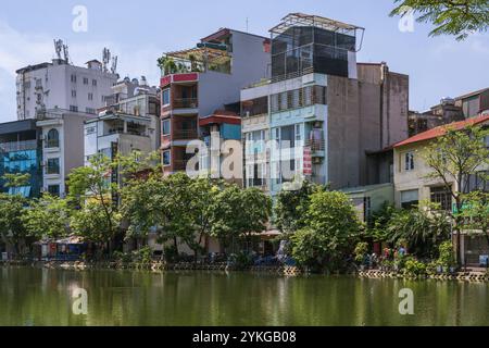 Dies ist ein malerischer Seeblick auf Häuser und Apartmentgebäude im Stadtzentrum am 2. Juli 2023 in Hanoi, Vietnam Stockfoto