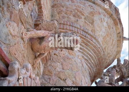Filigraner, leguanartiger Gargoyle an den Mauern des Schlosses Colomares Stockfoto