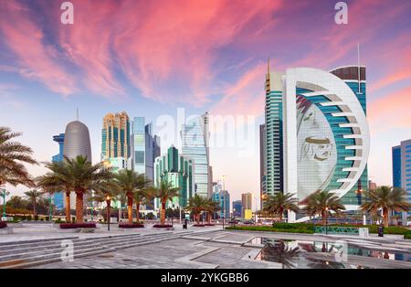 Skyline von West Bay, Doha City Centre bei Sonnenaufgang, Katar Stockfoto