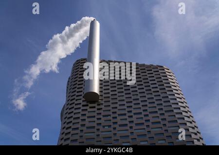 Amager Bakke in Kopenhagen, Dänemark, bekannt als Amager Slope oder Copenhill, ist ein Kraftwerk mit Wärmeabfall und Erholungseinrichtung Stockfoto