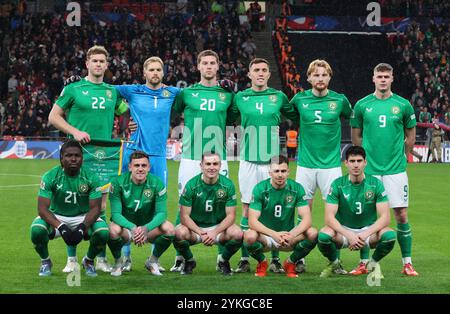 Republik Irland Team Shooting vor dem Start zurück Reihe:- Nathan Collins(Brentford)Republik Irland Caoimhin Kelleher(Liverpool)Republik Irland Mark McGuinness von Irland Dara O'Shea(Ipswich Town)Republik Irland Liam Scales(Celtic)Republik Irland und Evan Ferguson(Brighton & Hove Albion)Republik Irland Stockfoto