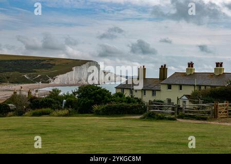 Die weißen Kreidefelsen von Seaford Head an der Südküste Großbritanniens. Das Seaford Head Nature Reserve ist ein Gebiet mit atemberaubender Landschaft und Tierwelt, das sich in der kleinen Küstenstadt Seaford in East Sussex befindet. Das Naturreservat am Meer bietet malerische vertikale Kreidefelsen. Vom Naturschutzgebiet Seaford Head aus haben Einheimische und Besucher einen spektakulären Blick auf die hügeligen Kreidefelsen der Seven Sisters und das Cuckmere Valley Stockfoto