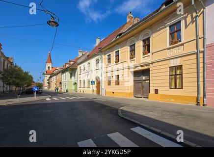 sibiu, rumänien - 25. juni 2017: Enge Gassen des Stadtzentrums von sibiu. Architektonisches Erbe an einem sonnigen Tag. Beliebtes Reiseziel rumäniens Stockfoto