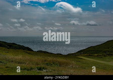 Die weißen Kreidefelsen von Seaford Head an der Südküste Großbritanniens. Das Seaford Head Nature Reserve ist ein Gebiet mit atemberaubender Landschaft und Tierwelt, das sich in der kleinen Küstenstadt Seaford in East Sussex befindet. Das Naturreservat am Meer bietet malerische vertikale Kreidefelsen. Vom Naturschutzgebiet Seaford Head aus haben Einheimische und Besucher einen spektakulären Blick auf die hügeligen Kreidefelsen der Seven Sisters und das Cuckmere Valley Stockfoto
